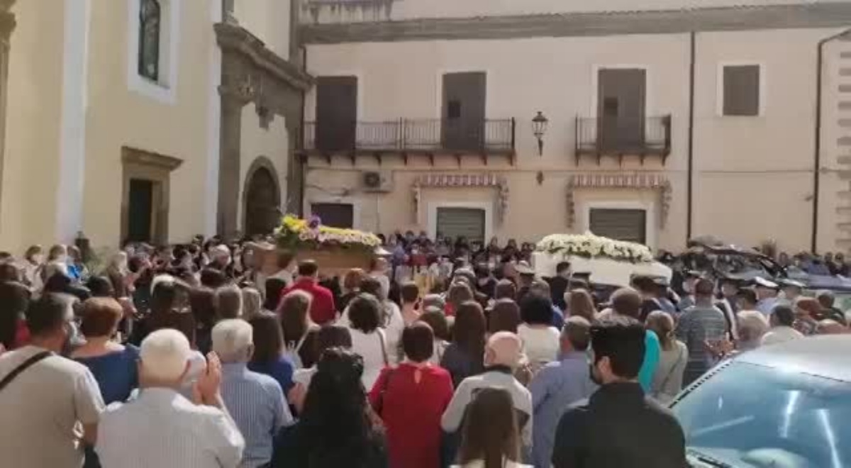 Ieri, a Santo Stefano di Camastra, i funerali di Mariolina ed Alessandra