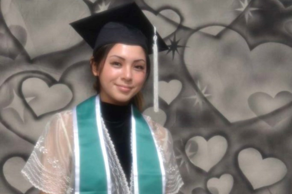 Ragazza laureata posa con il suo cucciolo Spex in un meraviglioso servizio fotografico