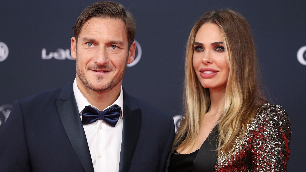 Ilary Blasi e Francesco Totti partono per l'estero i followers li critiche