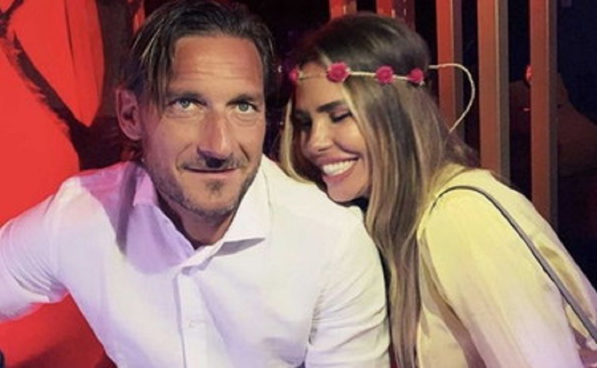 Ilary Blasi e Francesco Totti partono per l'estero i followers li critiche