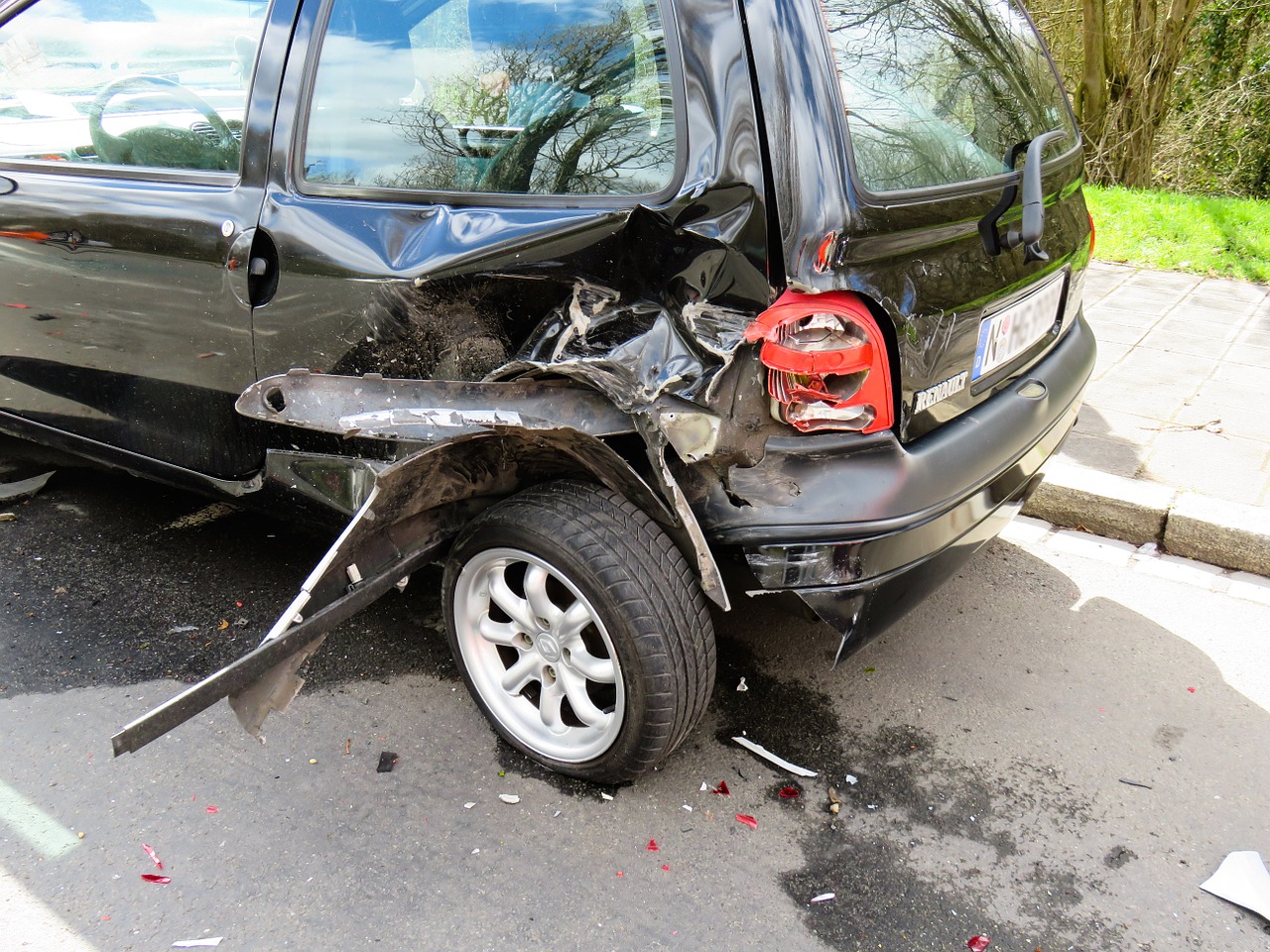 incidente tra un'auto e un tir