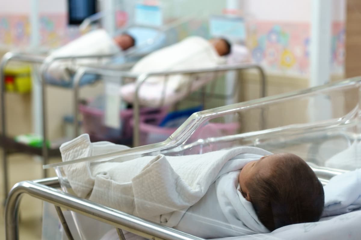 Sassari, neonata di 5 mesi lotta tra la vita e la morte: è stata trovata con un sacchetto di plastica intorno alla testa