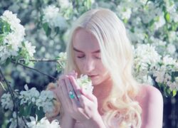 donna che odora fiori