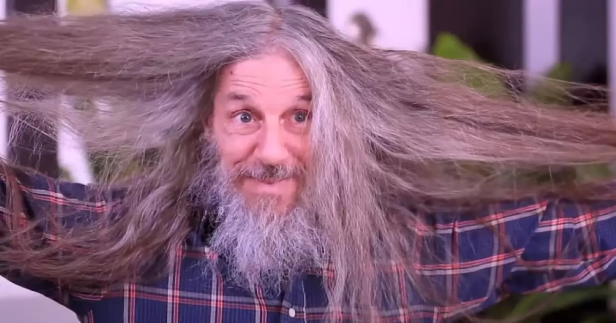 65enne con i capelli lunghi