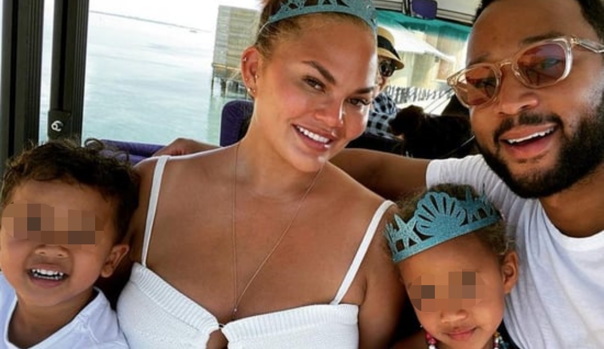 Chrissy Teigen mostra le cicatrici