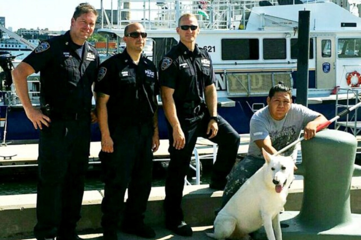 uomo si tuffa nel fiume per salvare il suo cucciolo