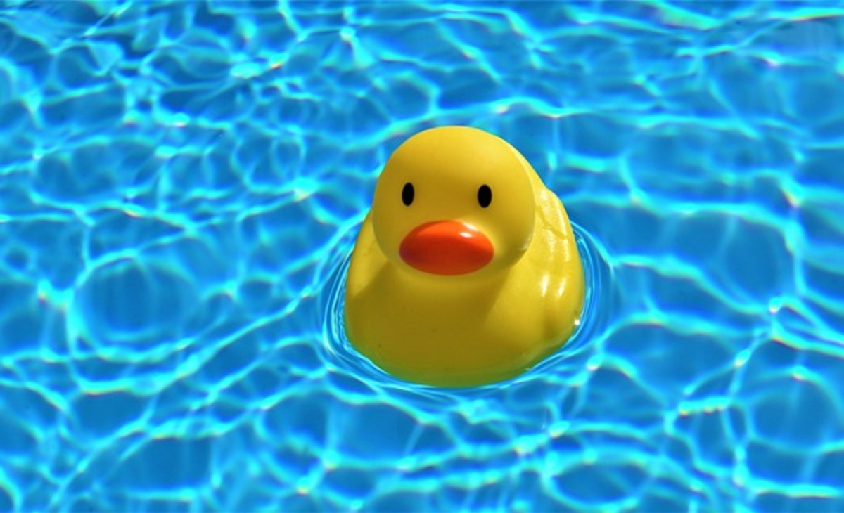 Bambino incastrato nella venatola della piscina a Gallipoli