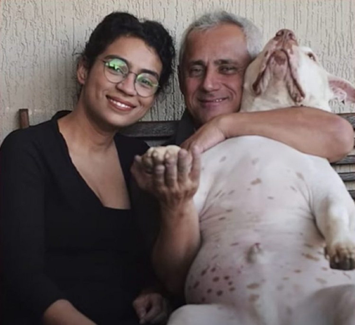 Coccole al pitbull adottato