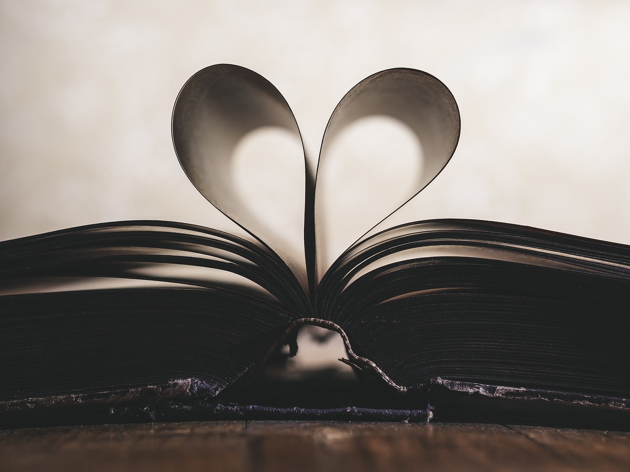 10 libri romantici che devi assolutamente leggere sotto l’ombrellone