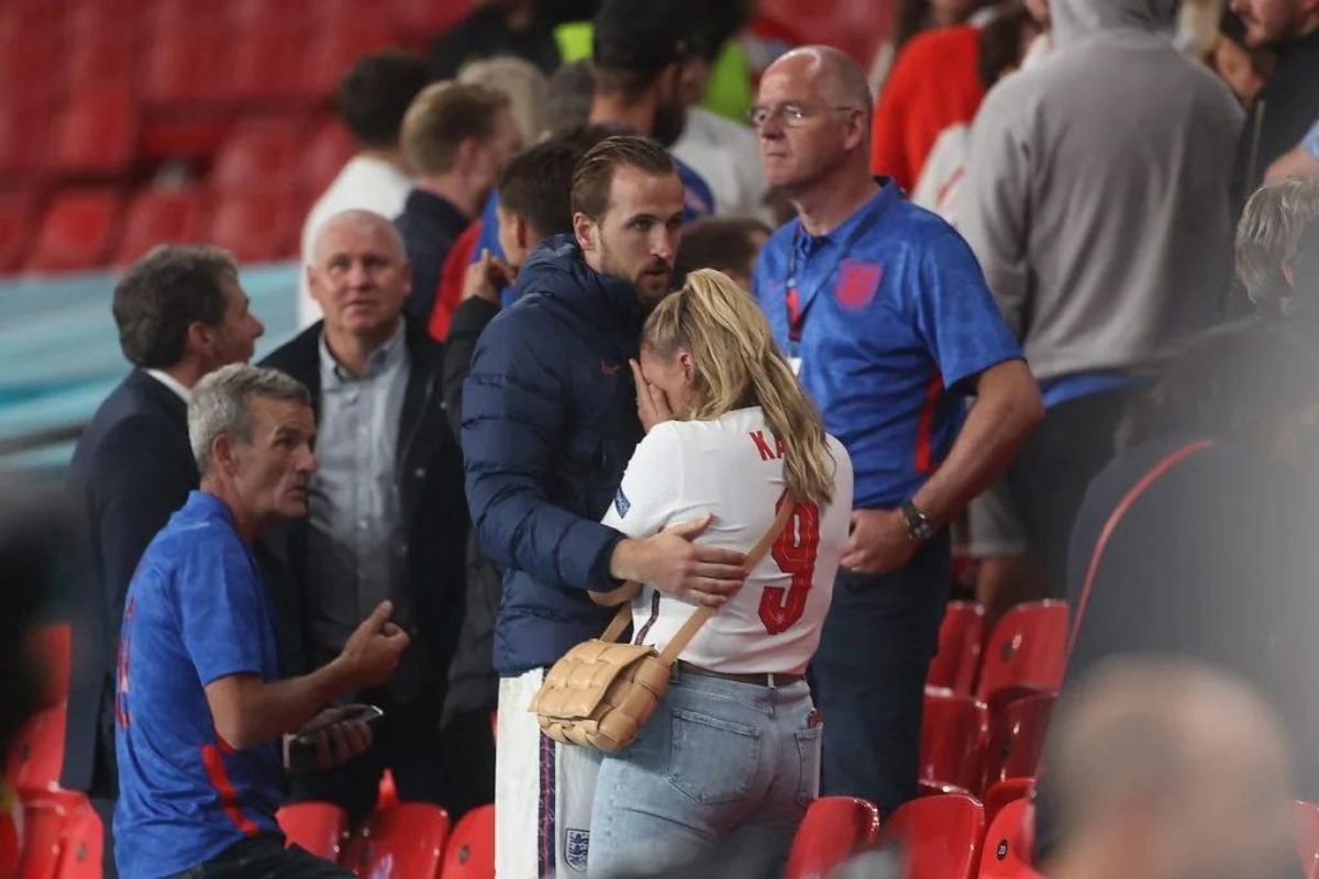 Moglie di Harry Kane in lacrime, lui sale in tribuna ad abbracciarla