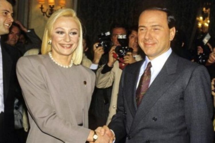 raffaella carra e berlusconi azalee