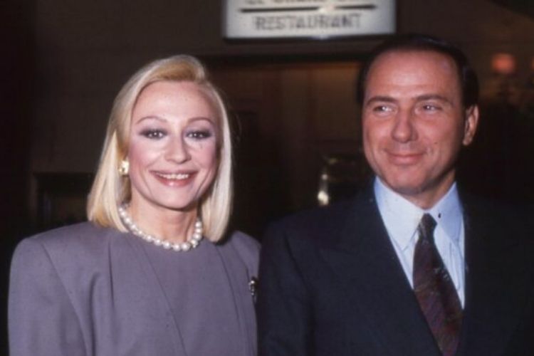 raffaella carra e berlusconi azalee