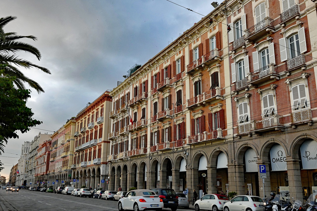 Uomo suicida colpisce mamma con bambino dopo essersi lanciato da un palazzo