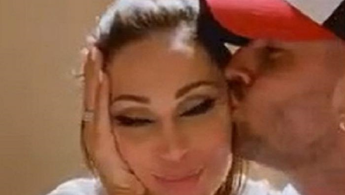 Anna Tatangelo esce allo scoperto: il bacio con la sua nuova fiamma sui social