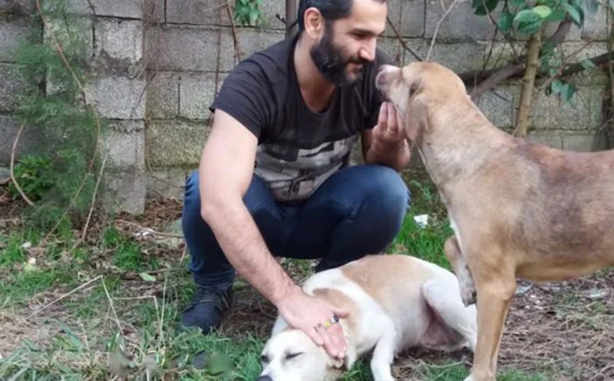 Cucciolo ripudiato dal mondo ritrova la felicità