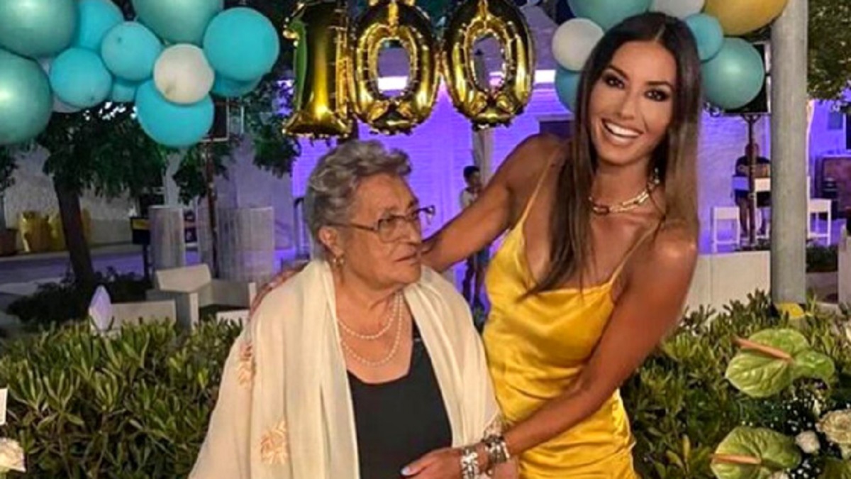Elisabetta Gregoraci festeggia i 100 anni della nonna: lo scintillante look della showgirl