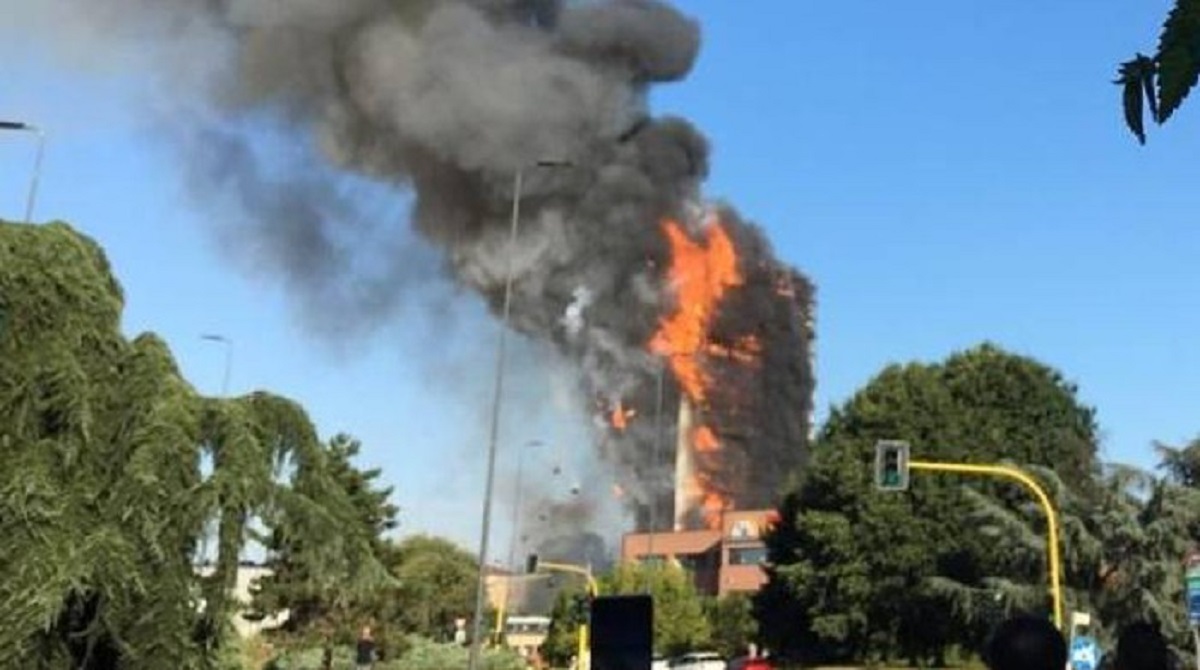 palazzo in fiamme a milano