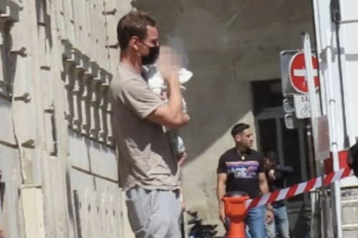 Michael Fassbender fotografato a Parigi con un bimbo in braccio