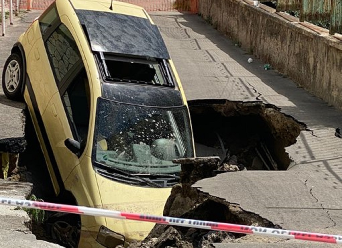 Strada crollata a Fuorigrotta, auto con famiglia a bordo inghiottita
