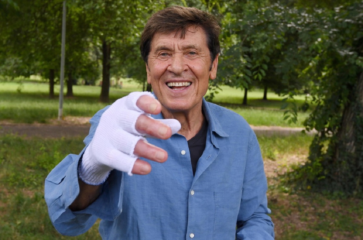 Gianni Morandi torna in ospedale. Visita di controllo? I fan notano qualcosa di diverso