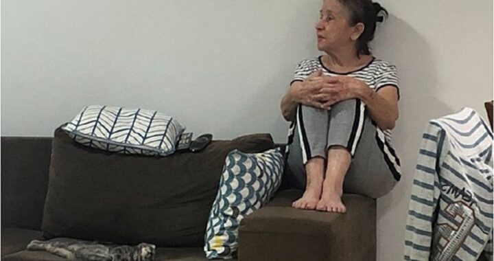 Nonna fa spazio al gattino sul divano