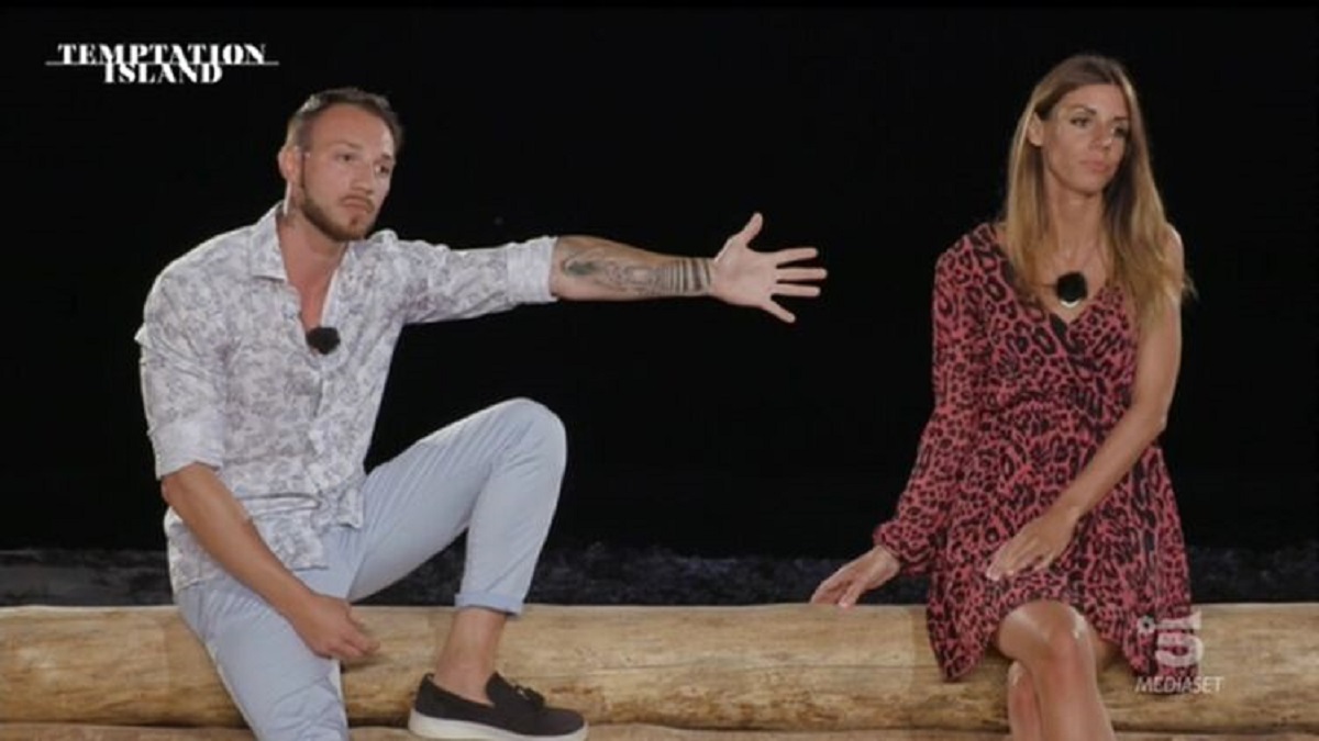 Temptation Island: la coppia solleva i dubbi. Verità o finzione?