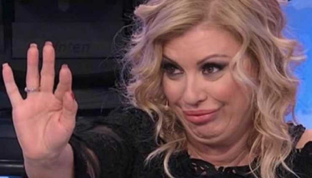 UeD, Tina Cipollari e Gianni Sperti litigano in studio: “Follia senile”