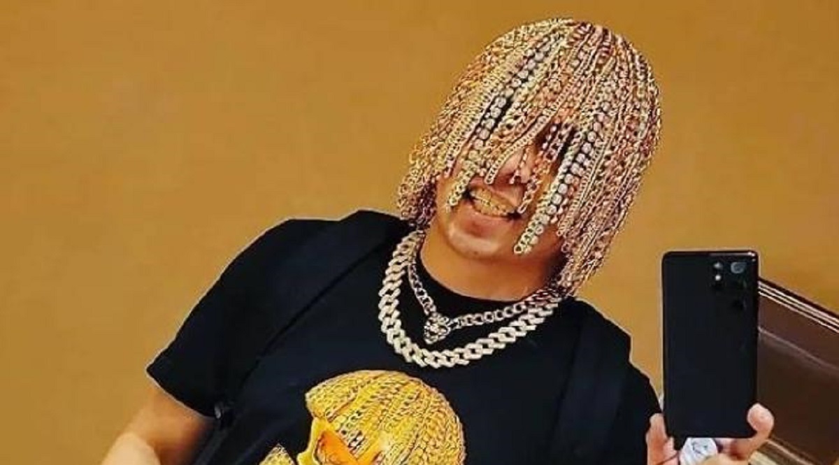 Dan Sur, la follia del rapper: catene d’oro e diamanti al posto dei capelli: “Adesso non può copiarmi nessuno”