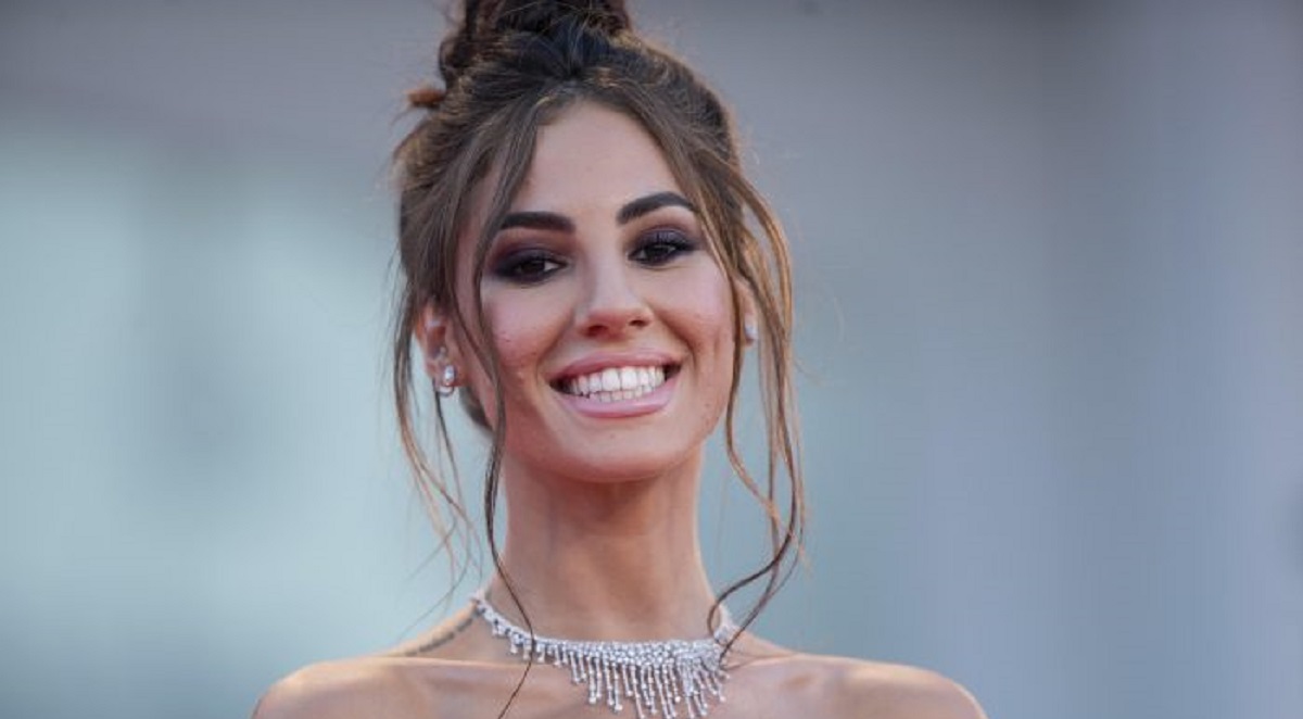 Giulia De Lellis acqua e sapone sui social: gli scatti del body positive