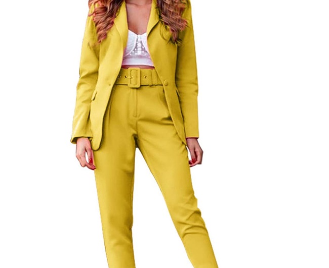 Tailleur composto da blazer e pantalone in giallo, rosa e rosso