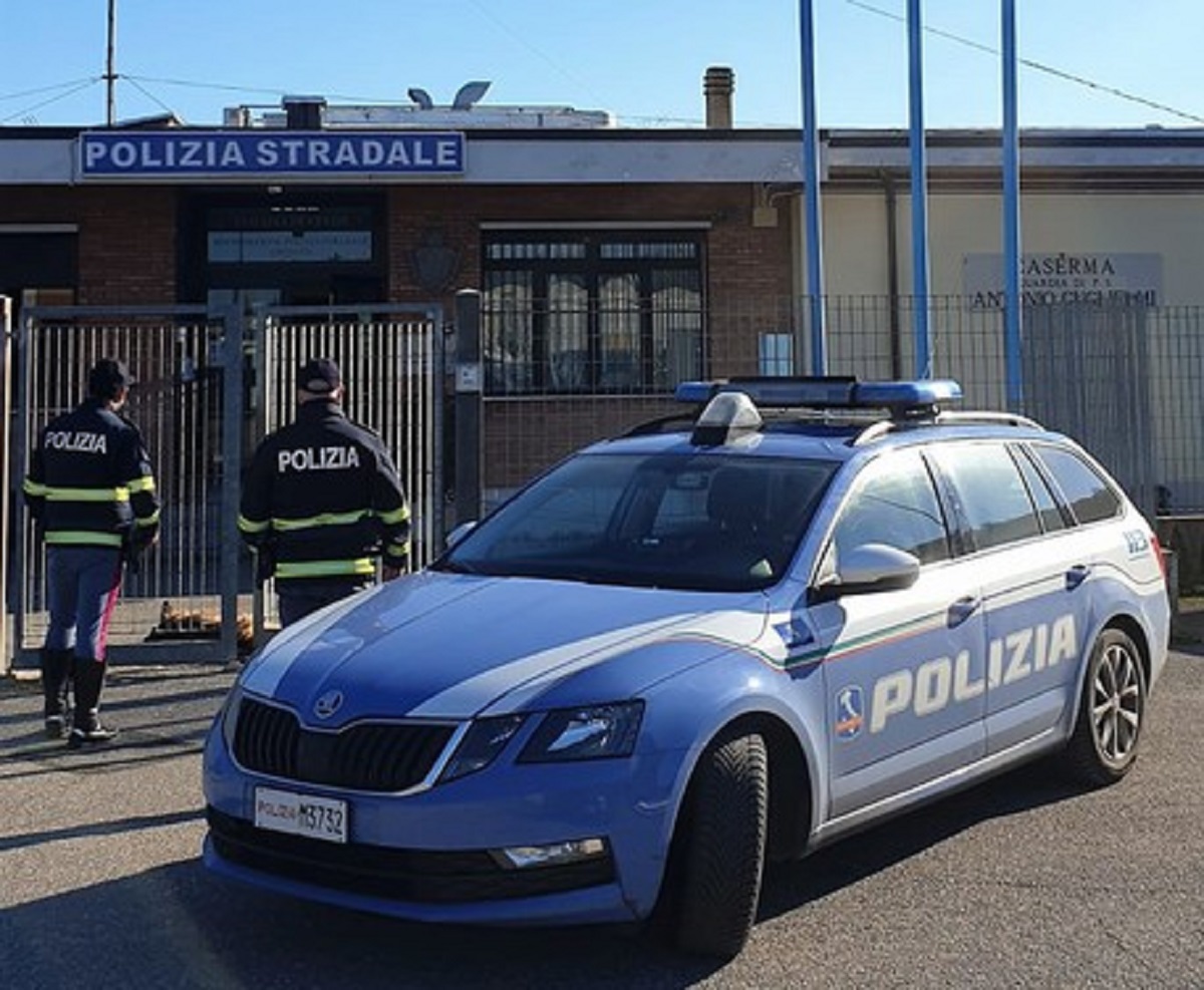 polizia ferma un giovane