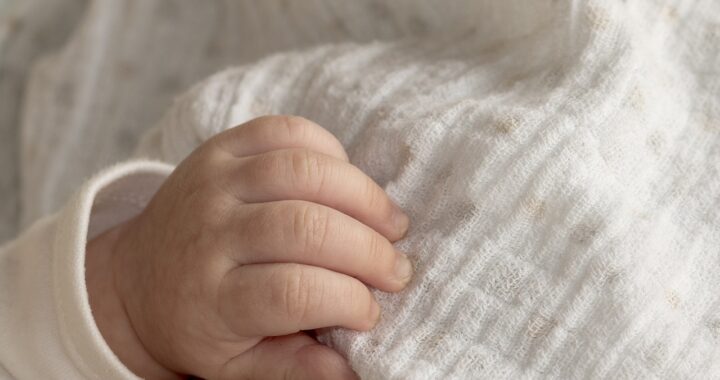 Bambina di 11 mesi colpita dall'acido muriatico