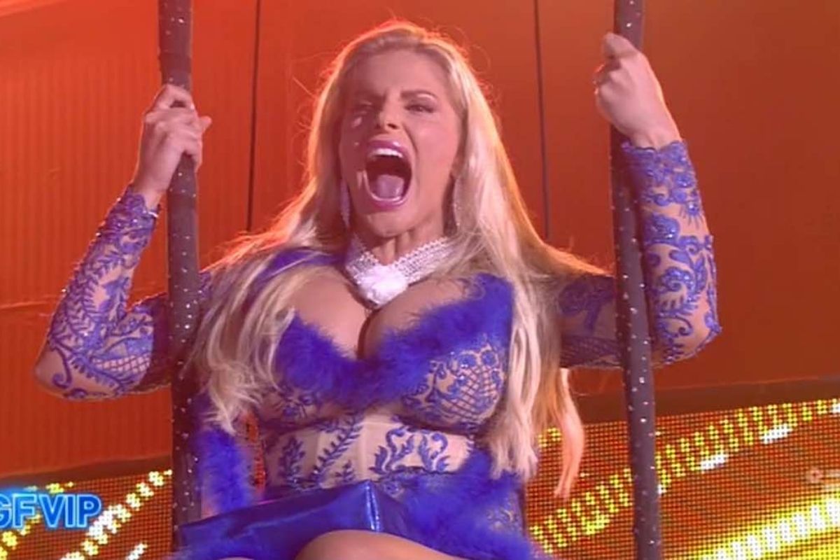 Francesca Cipriani, panico sull’altalena: “Ho paura fatemi scendere”