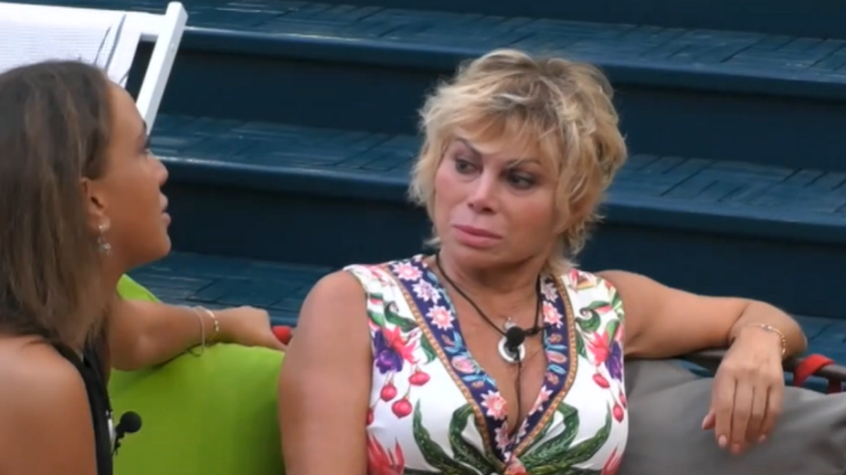 GF Vip, Carmen Russo col volto rigato dalle lacrime per sua figlia Maria