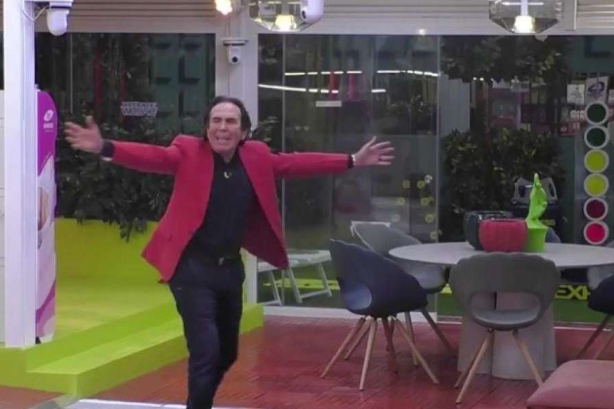 Giucas Casella senza freni: “Sono pazzo di lei”