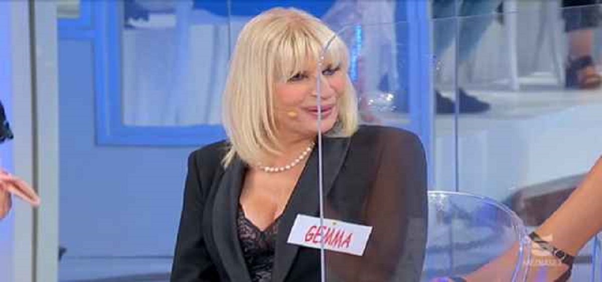 UeD: Gemma Galgani outfit molto piccante. Un vedo non vedo sul nuovo décolleté