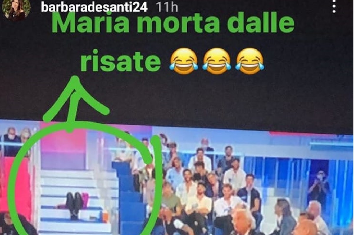 UeD: Maria De Filippi si accascia sulle scale
