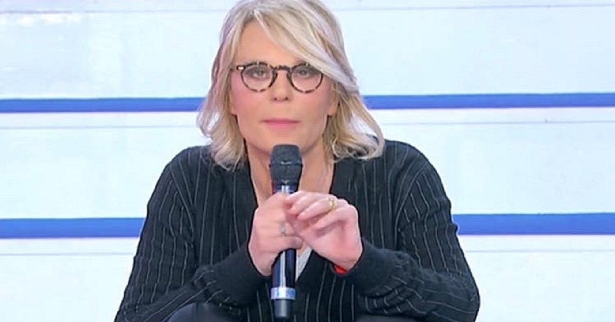 UeD: Maria De Filippi si accascia sulle scale