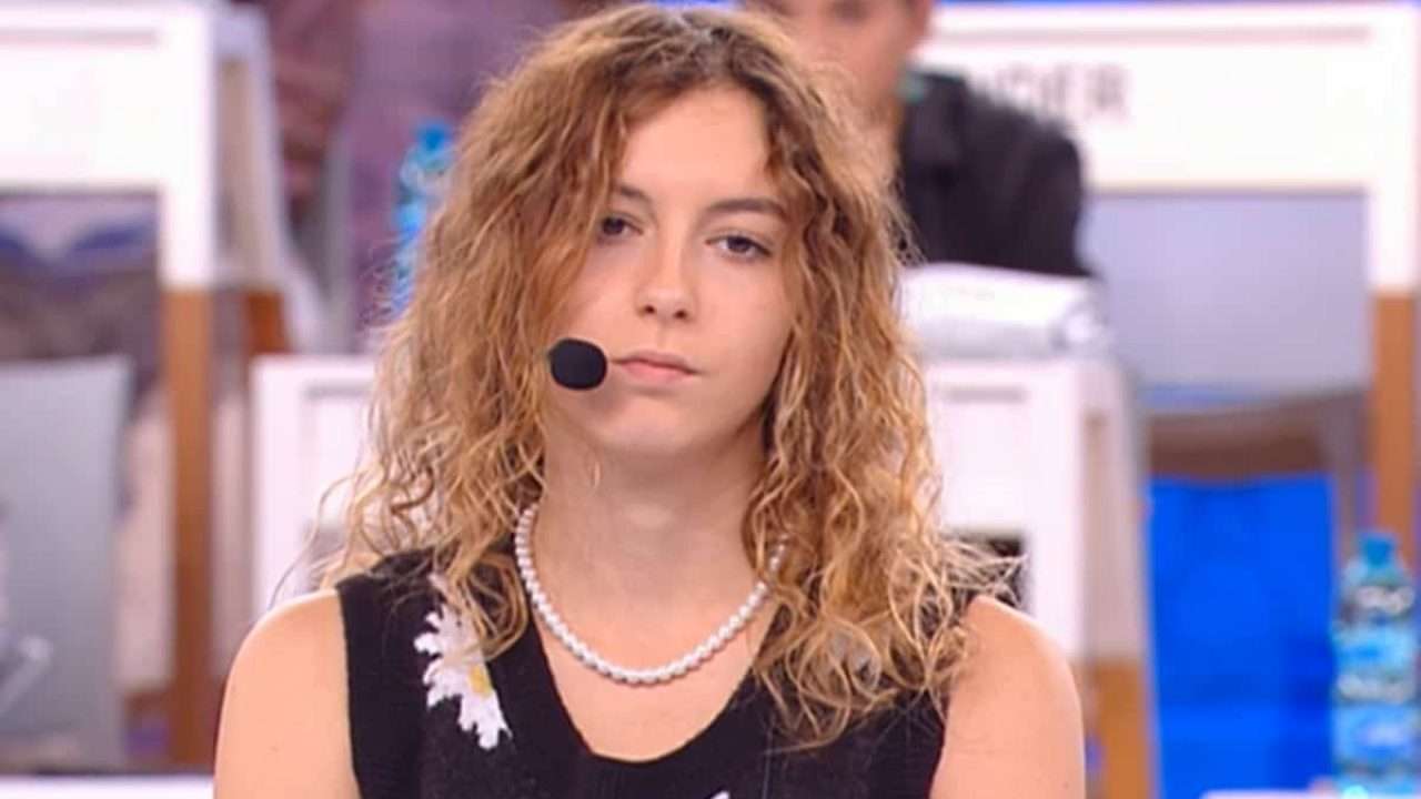 Flaza in lacrime ad Amici: “Dopo la depressione ho dormito nelle stazioni”