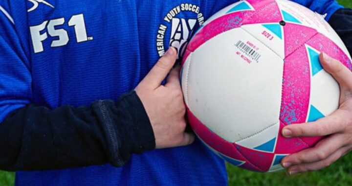Niang muore a 14 anni mentre recupera un pallone