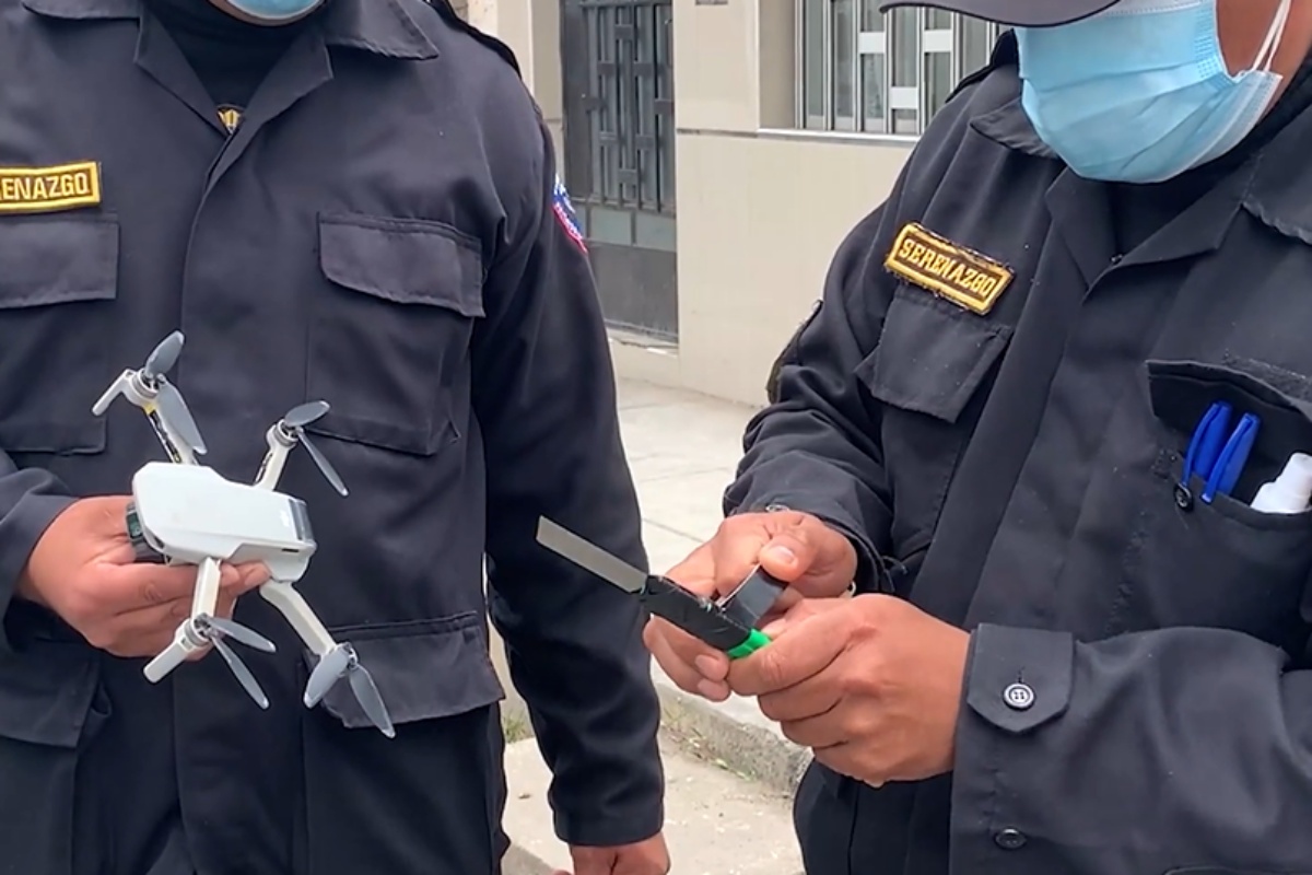 Due poliziotti salvano un povero piccione
