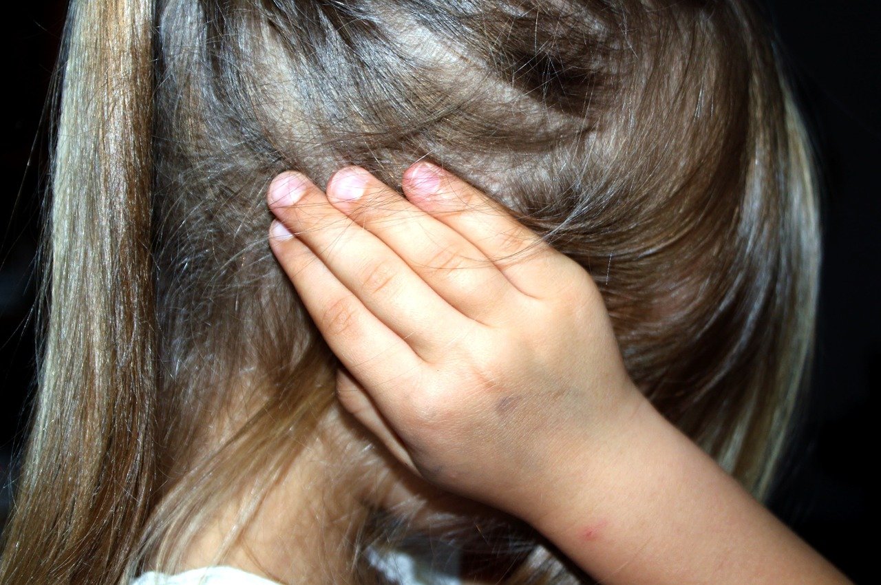 Bambina esce da scuola e si perde: genitori in ansia