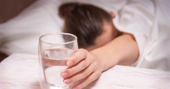 evitare di lasciare il bicchiere d'acqua sul comodino