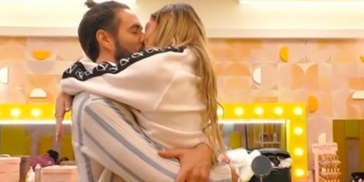 GF Vip: Alex Belli bacia Soleil Sorge sulla bocca, la reazione di Francesca Cipriani