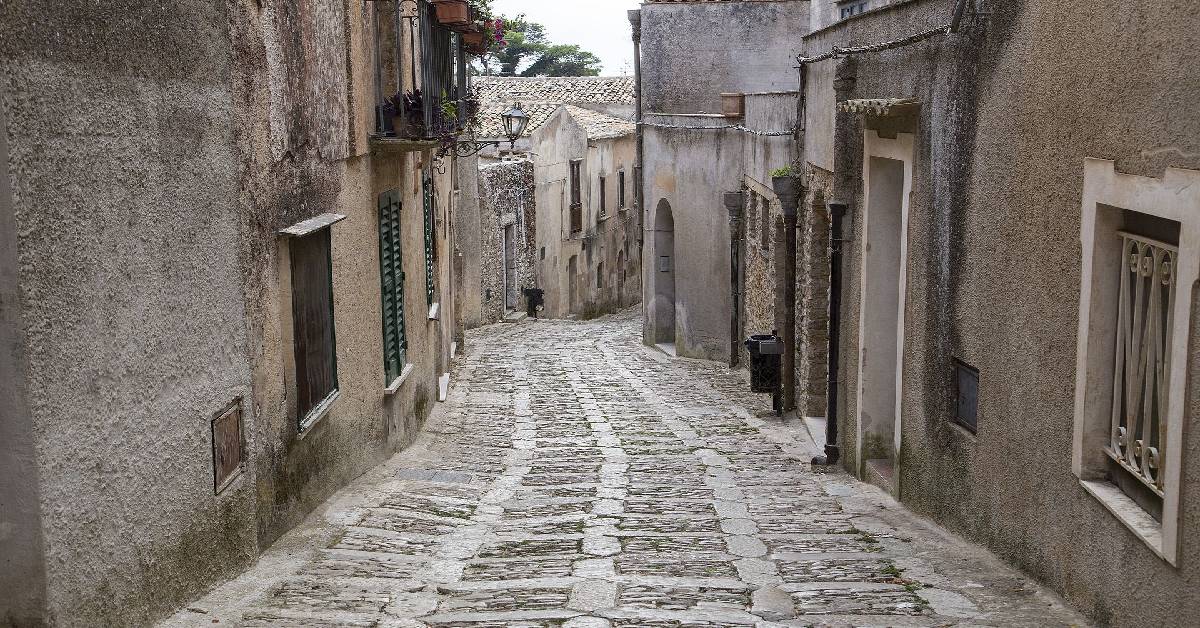 Famosa leggenda siciliana: c’è un fantasma che si aggira tra le strade di Erice