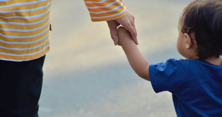 Mamma e bimbo di 4 anni investiti
