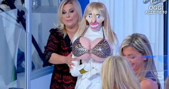 UeD: Tina Cipollari presenta la nuova mummia rifatta