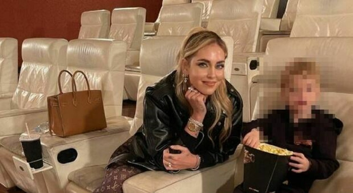Chiara Ferragni, il prezzo da capogiro delle ciabatte e dei leggins indossati  al cinema