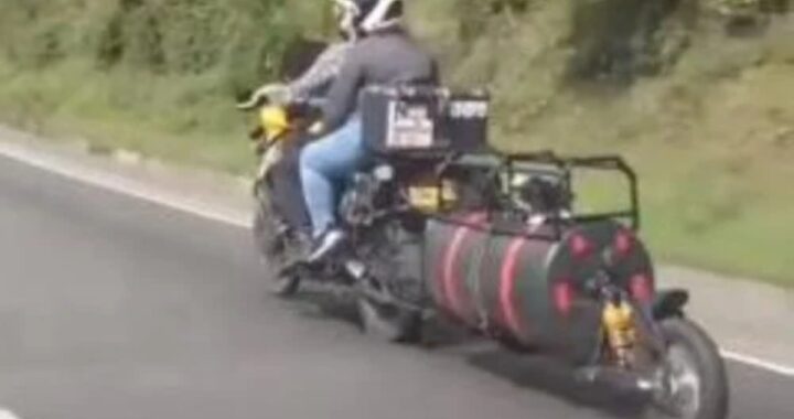 Giovane coppia trasforma la moto per viaggiare con i propri cani