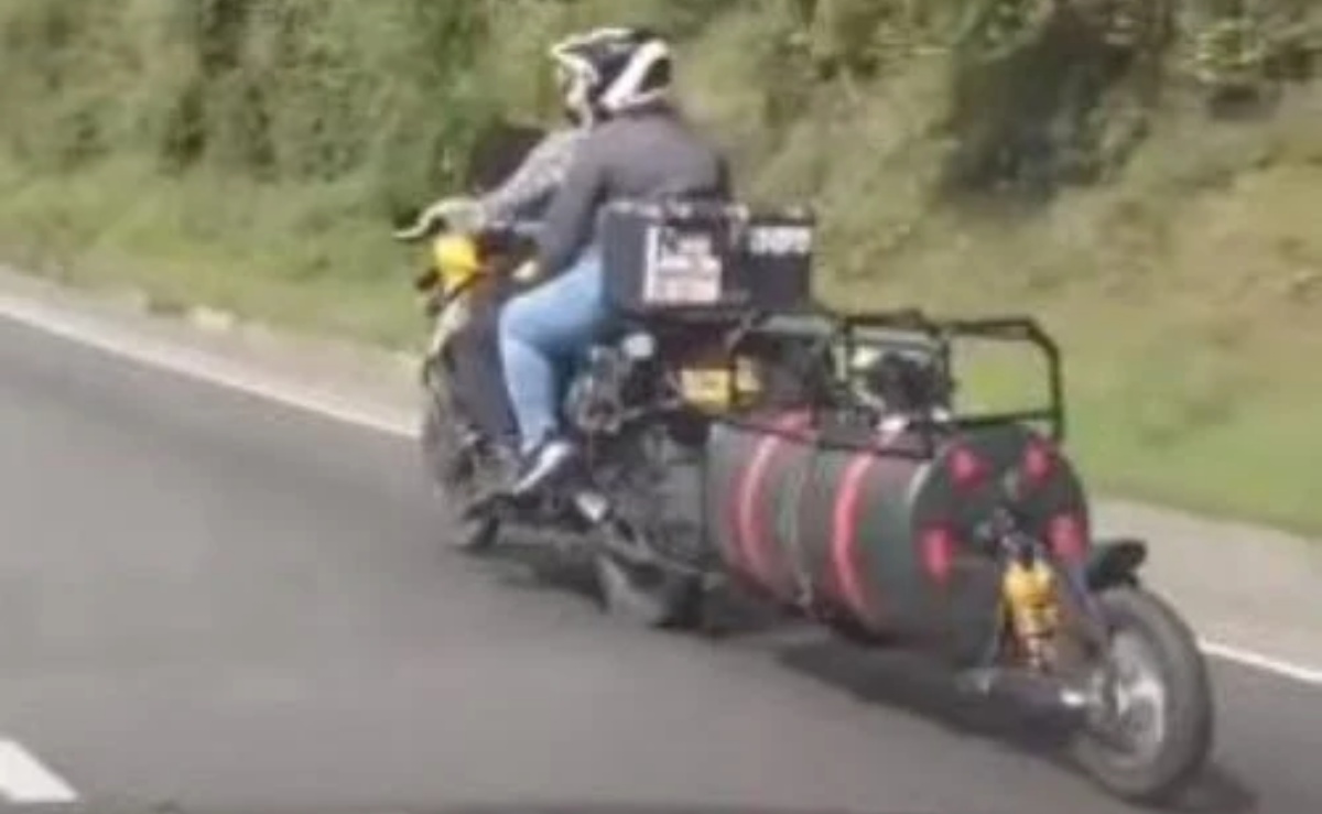 Giovane coppia trasforma la moto per viaggiare con i propri cani